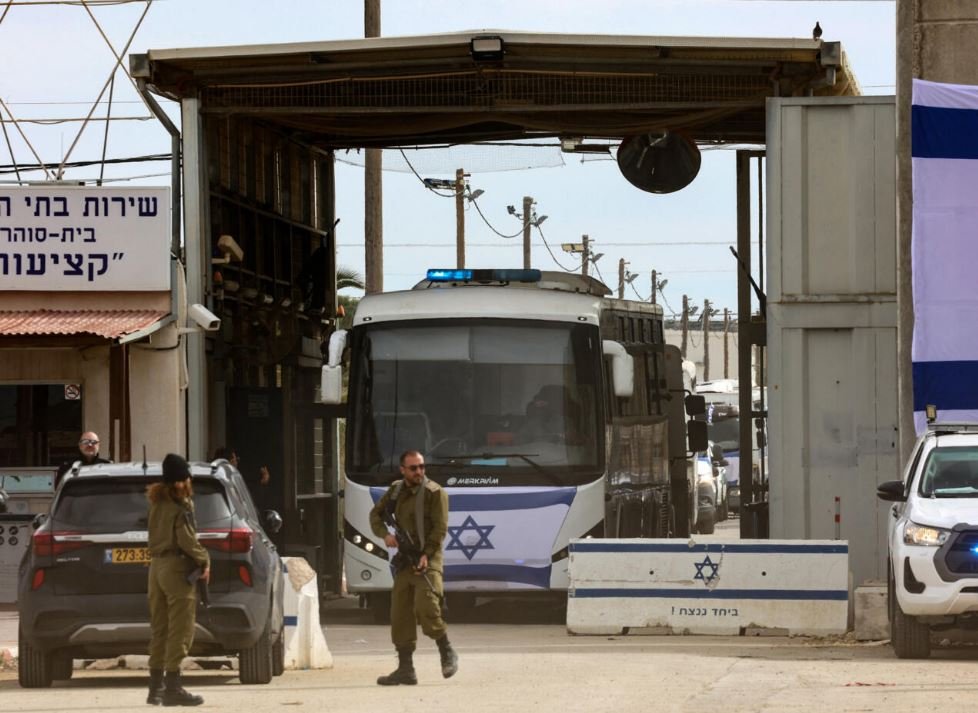 إسرائيل تبدأ نقل الأسرى الفلسطينيين تمهيدًا لتنفيذ صفقة التبادل