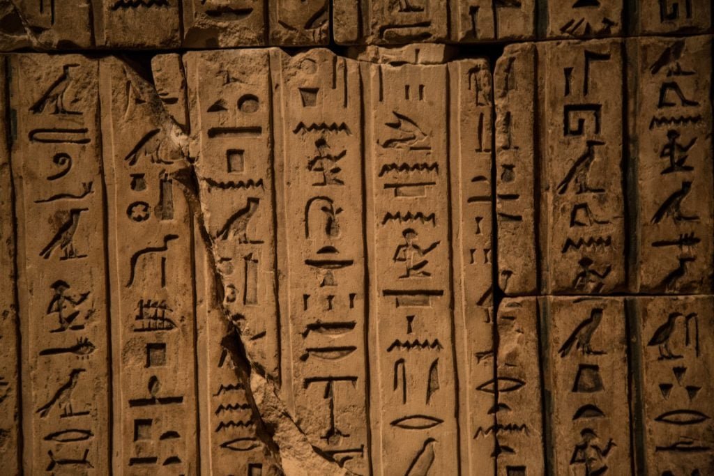 ذكاء اصطناعي روسي يفك شفرة لغة الفراعنة في ثوانٍ ذكاء اصطناعي روسي يفك شفرة لغة الفراعنة في ثوانٍ