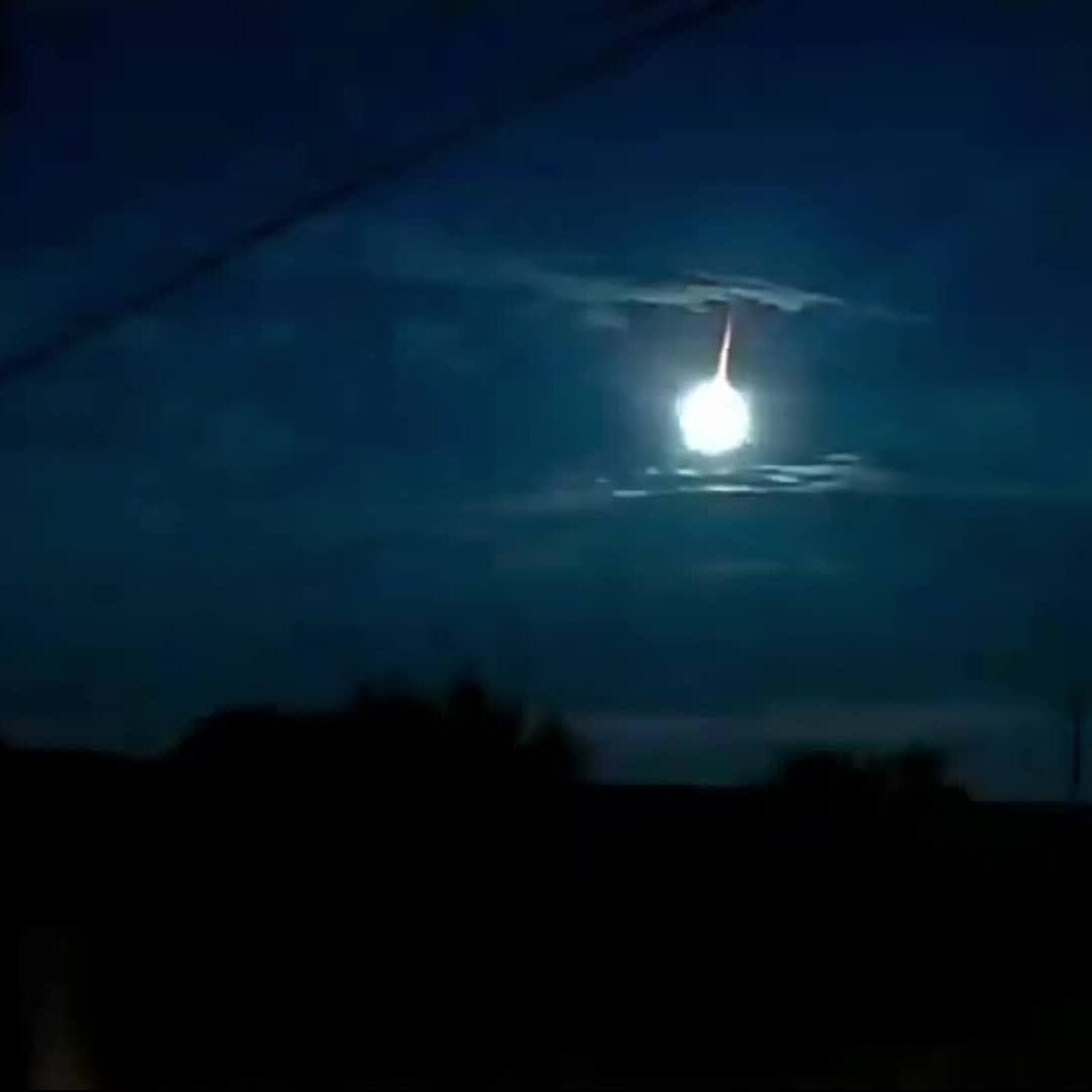 جسم مضيء غامض يثير الذعر في سماء موسكو… وعلماء الفلك يكشفون الحقيقة العلمية وراء الظاهرة