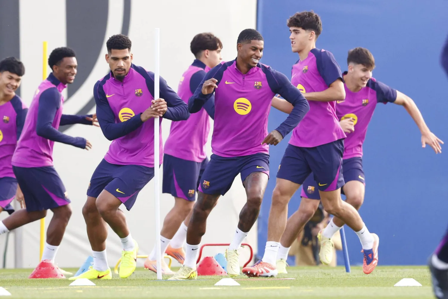 مساعد فليك: غياب رافينيا واقع لا مفر منه وريال مدريد يعيش مرحلة انتقالية ناجحة قبل الكلاسيكو