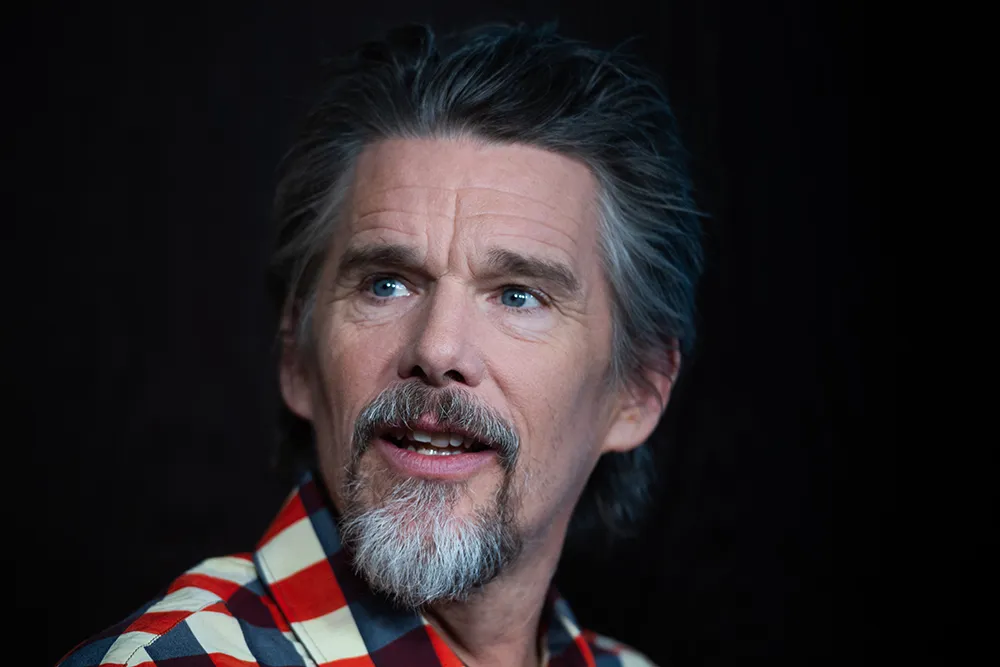 إيثان هوك يستعيد ذكرياته مع روبن ويليامز في "جمعية الشعراء الأموات": تعاون مختلف صنع فيلماً خالداً