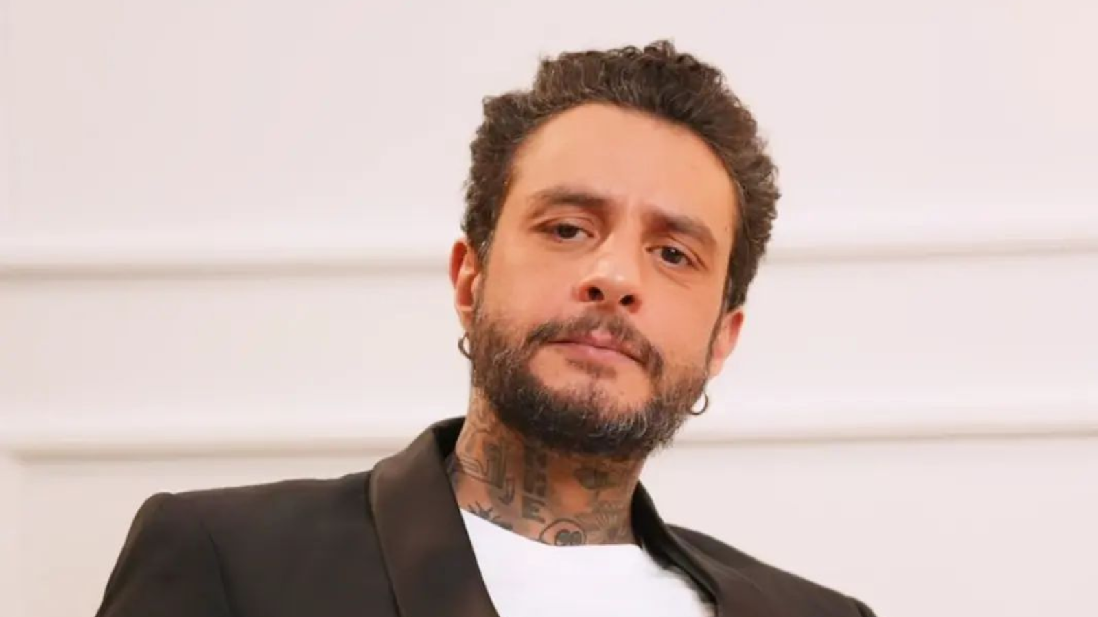 بكلمات مؤلمة.. أحمد الفيشاوي يودّع والدته سمية الألفي