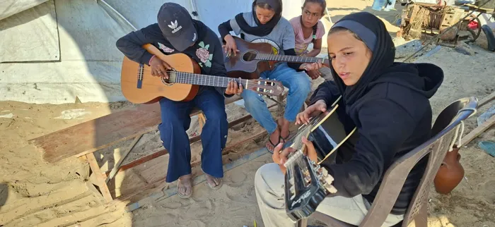 موسيقى تُقاوم الموت في غزة.. الموسيقار الفلسطيني يردّ على القذائف بالأغاني