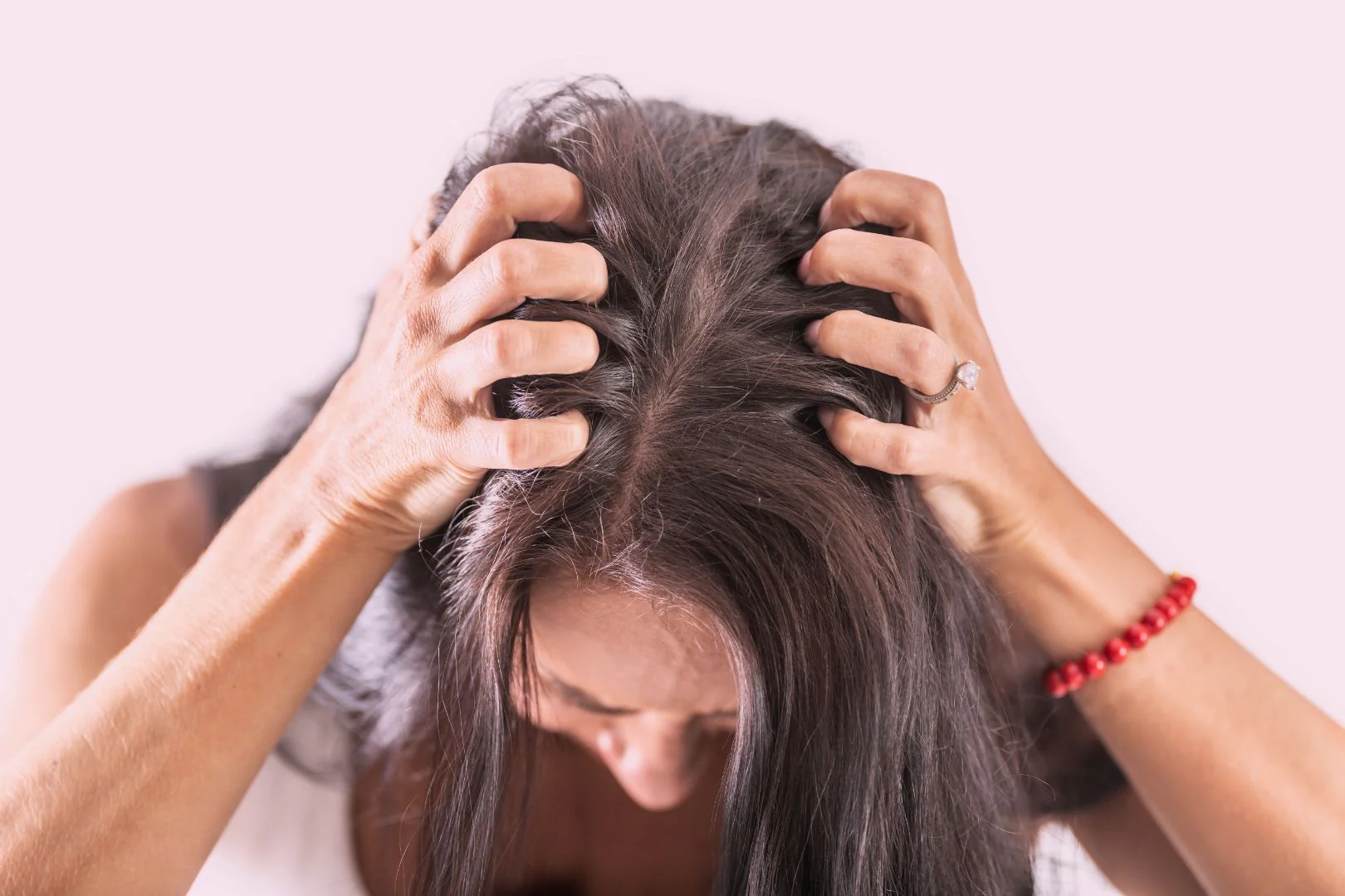 زيت البصل للشعر: سر طبيعي لتقوية الجذور وتحفيز النمو