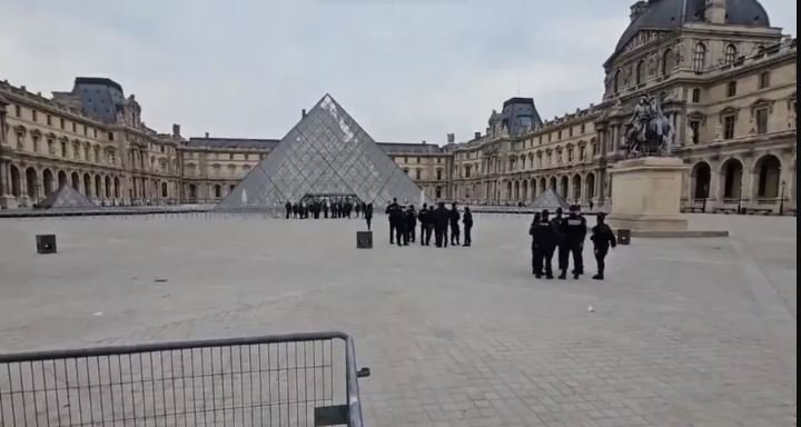 سرقة متحف اللوفر في باريس