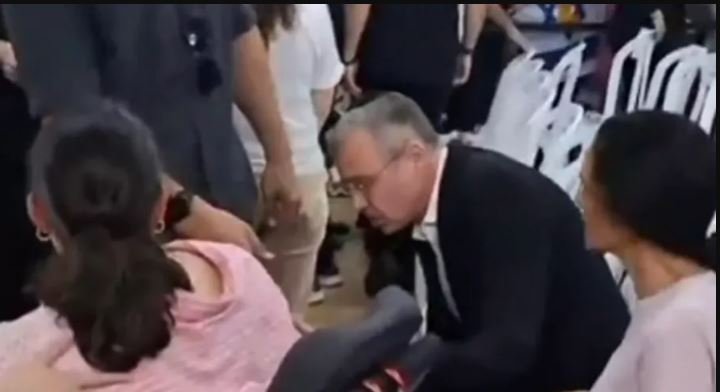 طرد وزير الدفاع الإسرائيلي من جنازة رهينة