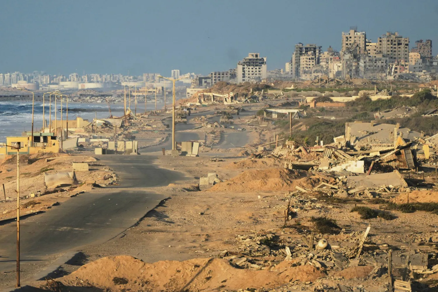 إسرائيل تقصف غزة وخان يونس رغم إعلان وقف إطلاق النار