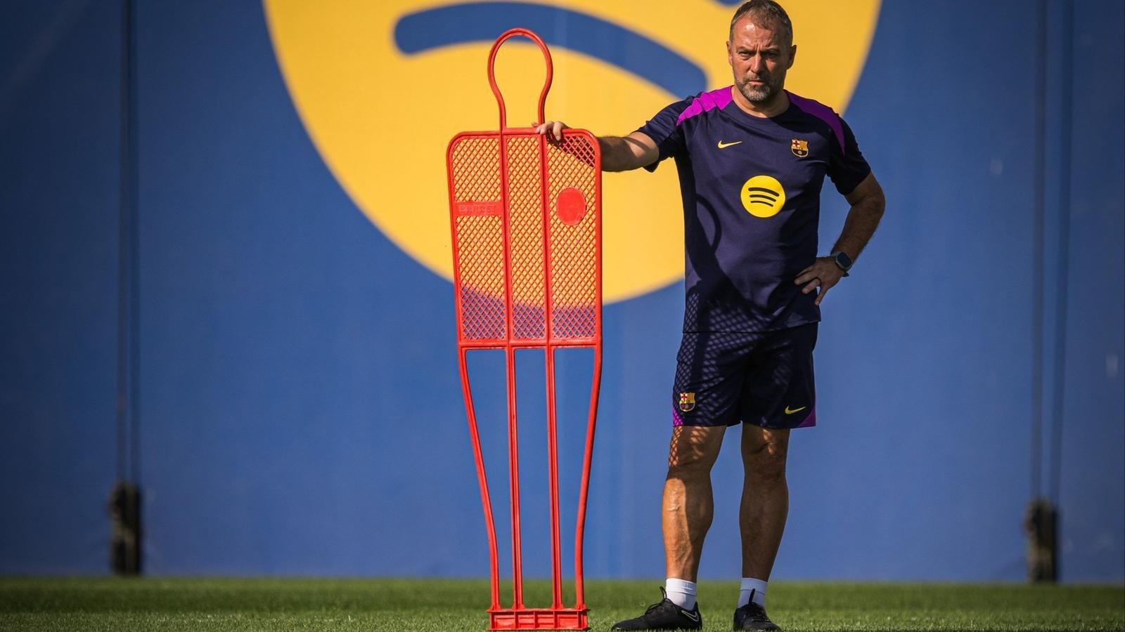 لابورتا يحسم الجدل | هانزي فليك مستمر في تدريب برشلونة وسط مشروع طويل الأمد وطموح أوروبي