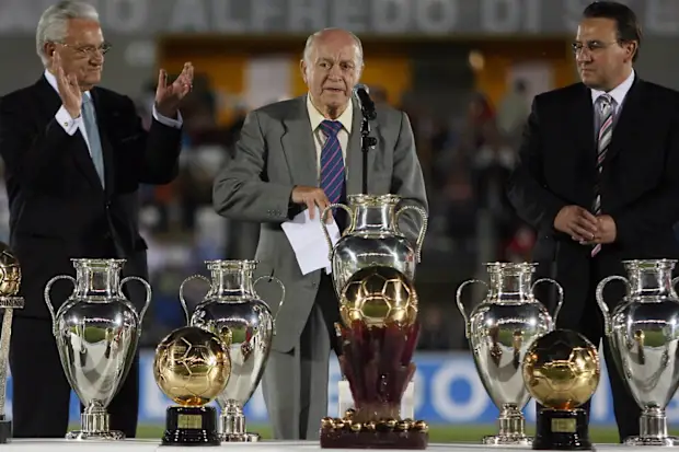 الكرة الذهبية السوبر تعود للواجهة | القصة الكاملة للجائزة النادرة وفرص ميسي ورونالدو في نسخة 2029