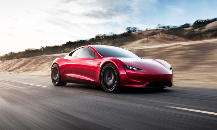 إيلون ماسك يعلن اقتراب أول سيارة طائرة من «تسلا»