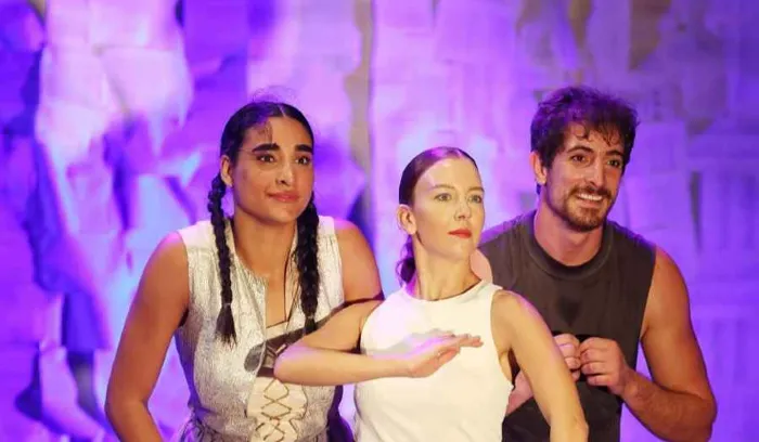 فرقة شادن الفلسطينية تقدّم عرض "ريش" في أيام قرطاج المسرحية