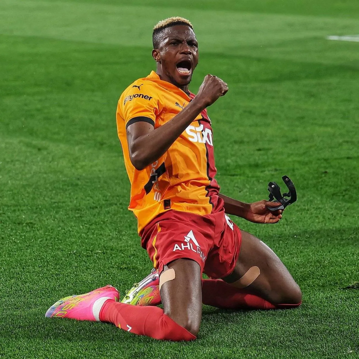 صفقة مدوية.. باريس سان جيرمان يعرض 150 مليون يورو للتعاقد مع فيكتور أوسيمين