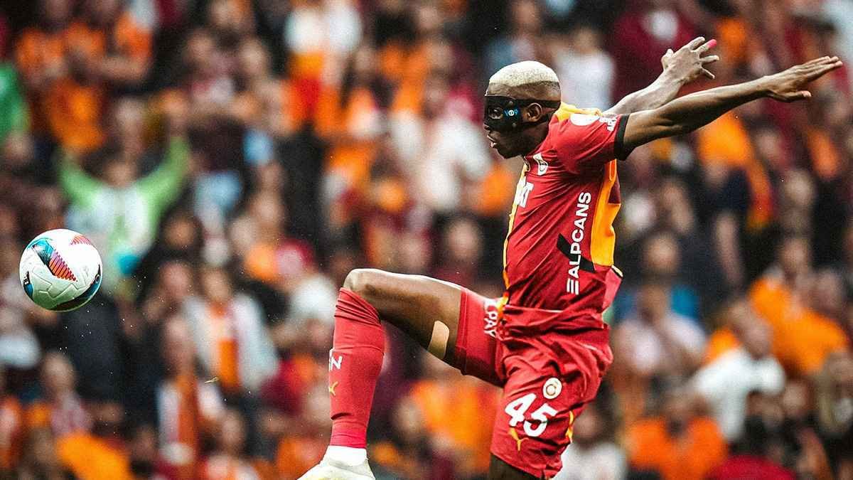 صفقة مدوية.. باريس سان جيرمان يعرض 150 مليون يورو للتعاقد مع فيكتور أوسيمين