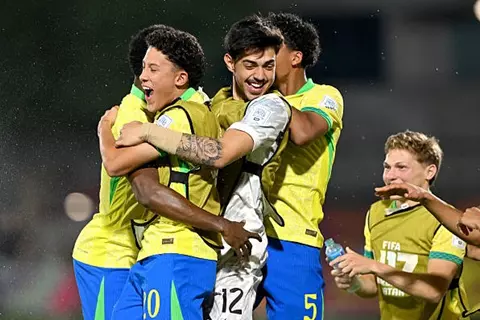 إثارة غير مسبوقة في مونديال الناشئين: المغرب إلى ربع النهائي والنمسا تفاجئ إنجلترا برباعية مدوية