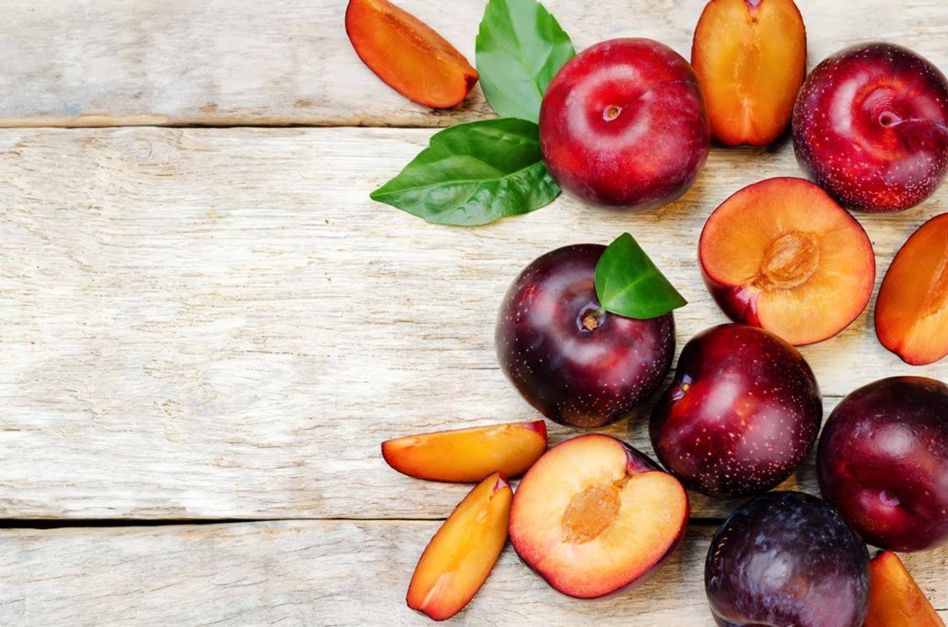 دراسة: التمر والبرقوق يعززان انتظام حركة الأمعاء بفضل الألياف