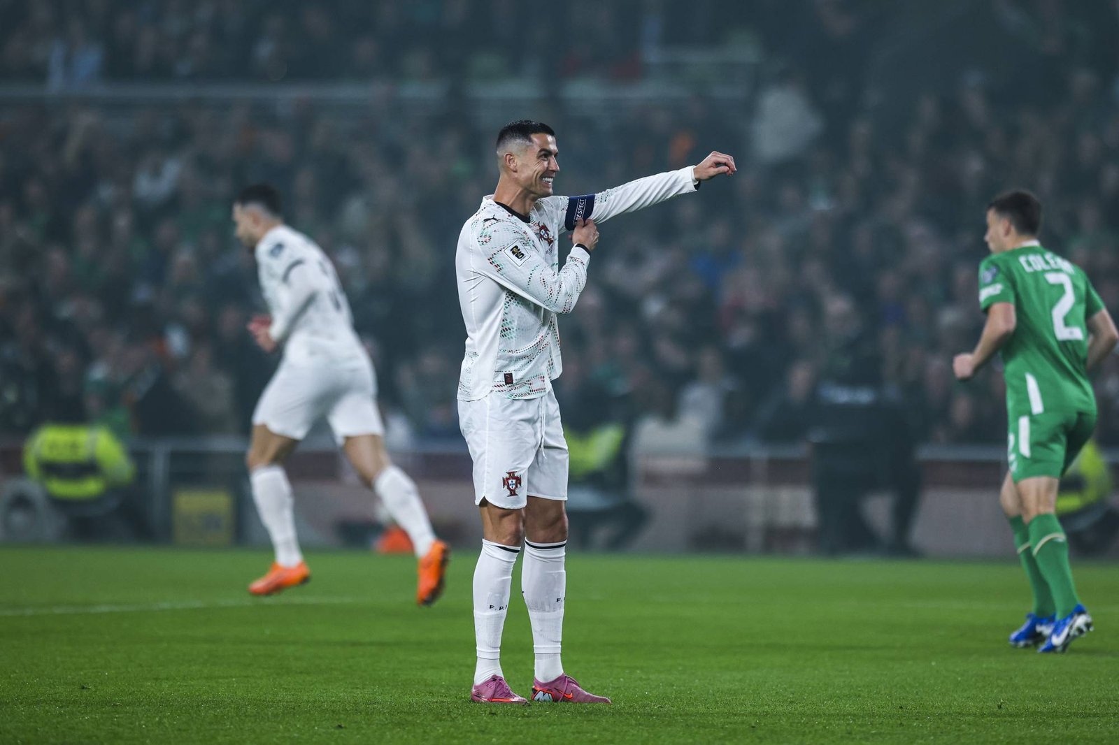 طرد رونالدو أمام آيرلندا يُربك البرتغال ويؤجل تأهلها لمونديال 2026