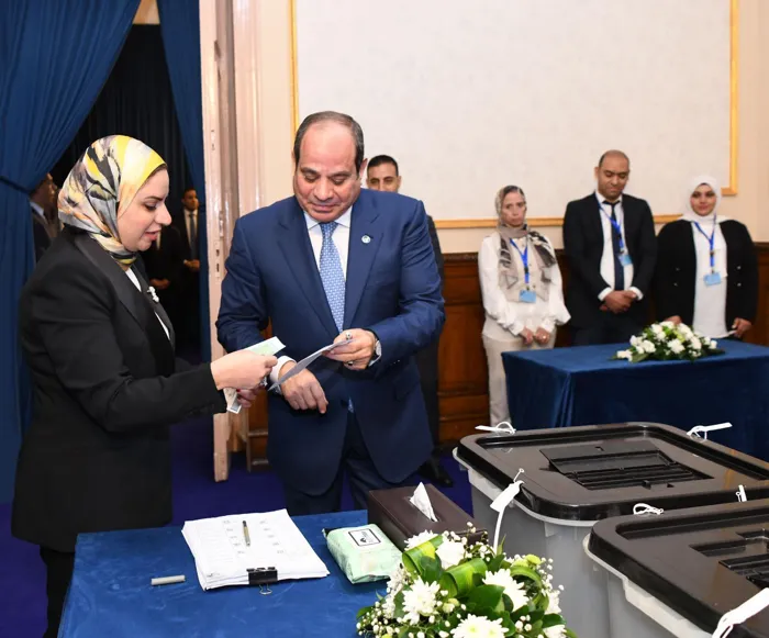الرئيس المصري يدلي بصوته في المرحلة الثانية من انتخابات مجلس النواب 2025
