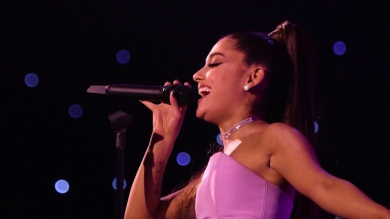 سجن متسلل أسترالي اعتدى على أريانا غراندي خلال عرض فيلم في سنغافورة