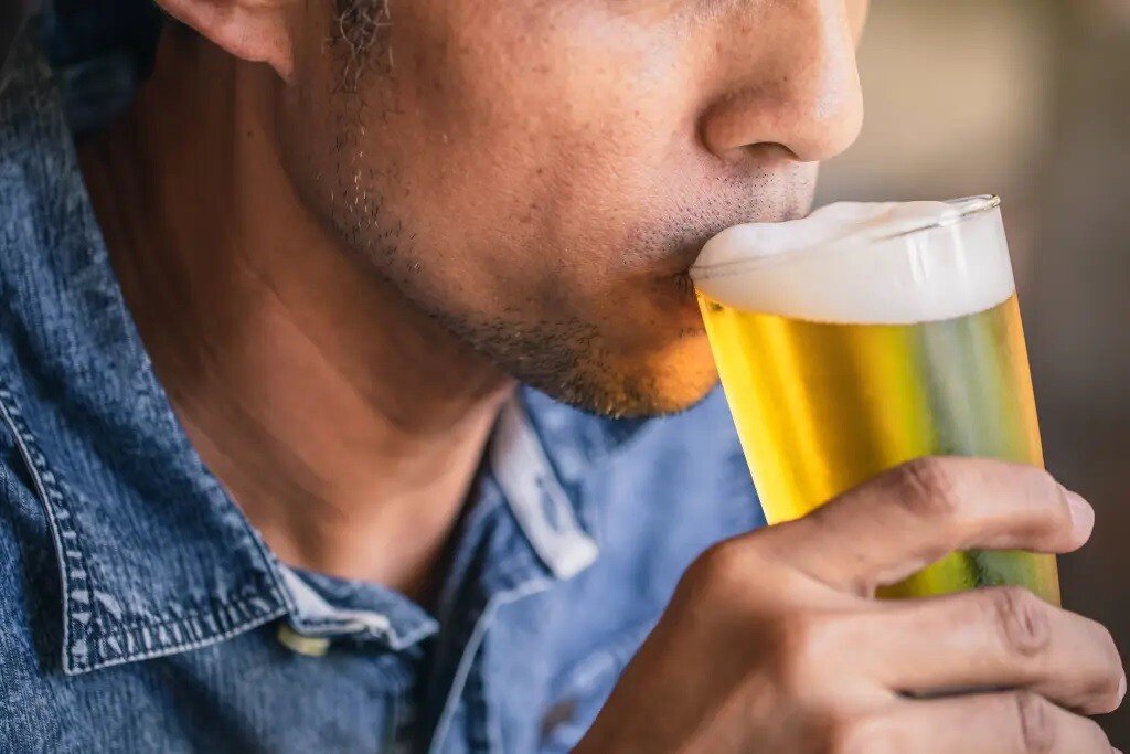 دراسة: الإفراط في شرب الكحول يرتبط بنزيف دماغي أكثر حدة وتلف طويل الأمد في الدماغ