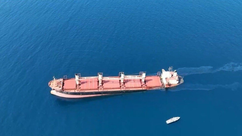 حادث بحري في بحر العرب قرب خورفكان.. ناقلة نفط تنحرف نحو المياه الإيرانية