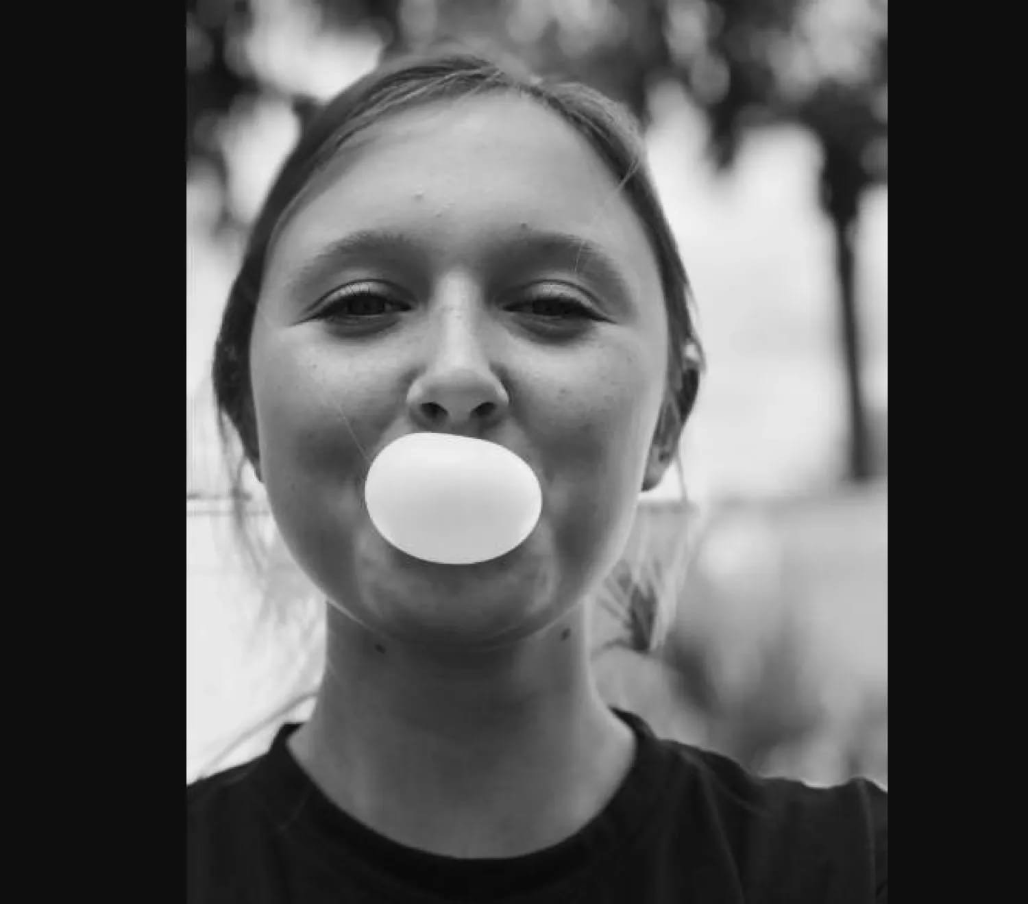 مضغ العلكة.. بين الفوائد الصحية والتحذيرات الطبية