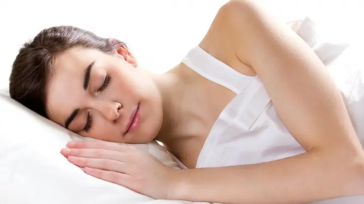 لماذا تبدو البشرة متعبة صباحاً؟ أسباب العلامات الصباحية وحلول فعّالة لاستعادة الإشراق