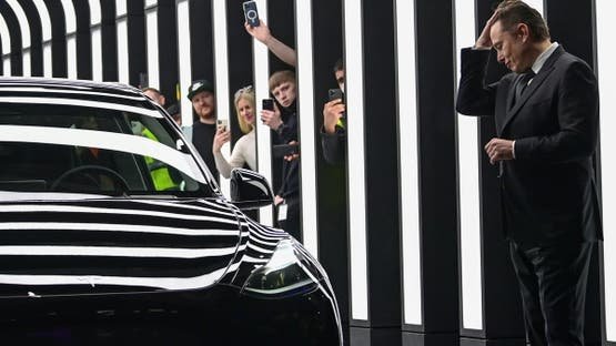 إيلون ماسك يعلن اقتراب أول سيارة طائرة من «تسلا»