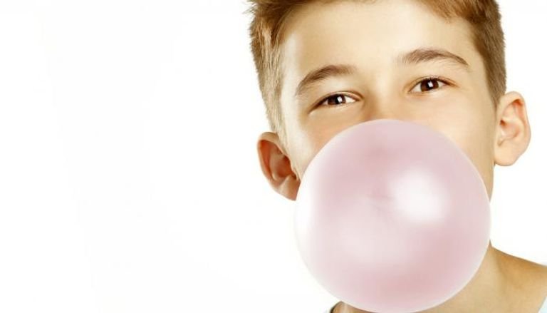 مضغ العلكة.. بين الفوائد الصحية والتحذيرات الطبية