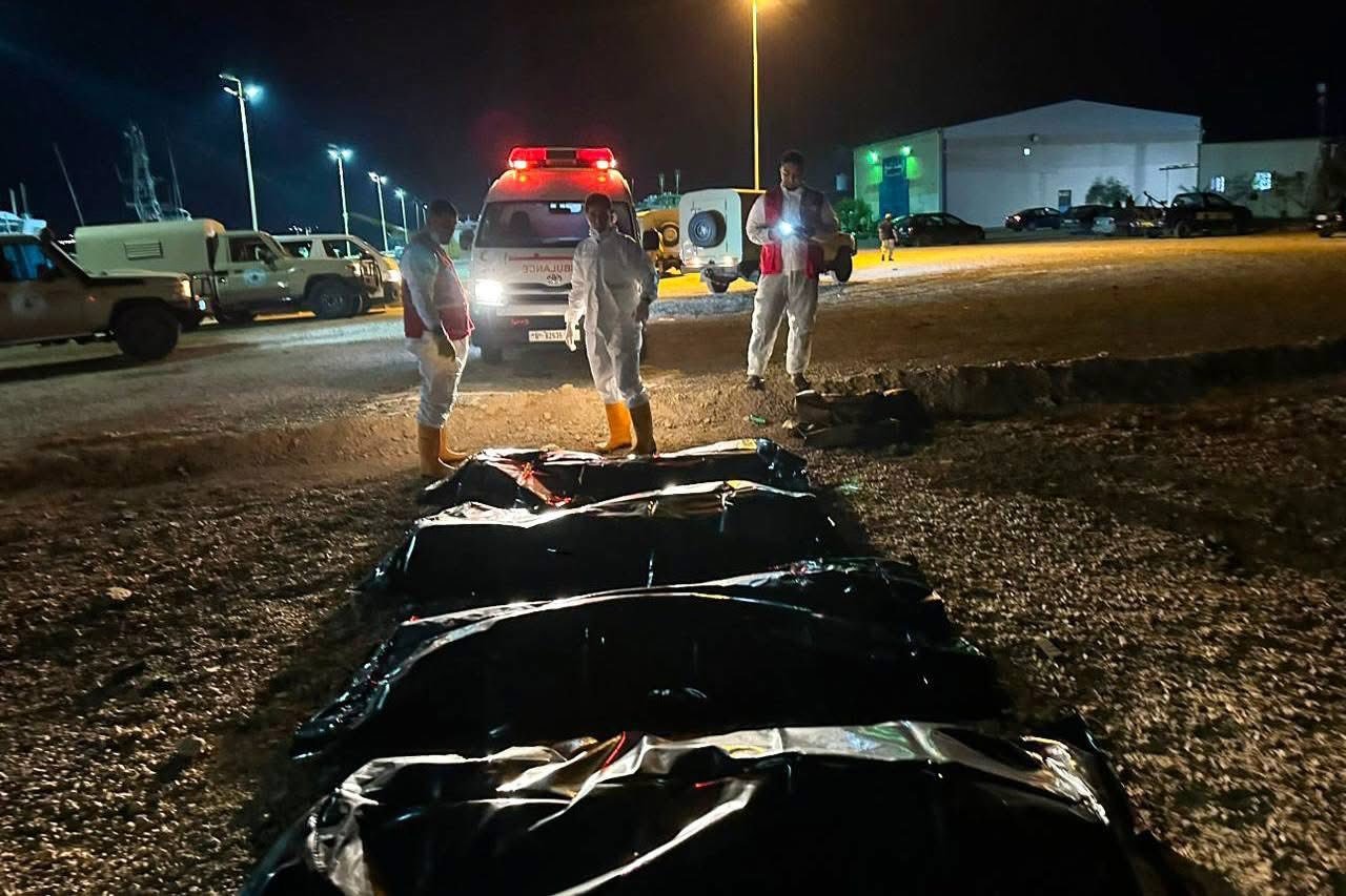 انقلاب قاربين يودي بحياة مهاجرين قبالة الساحل الليبي