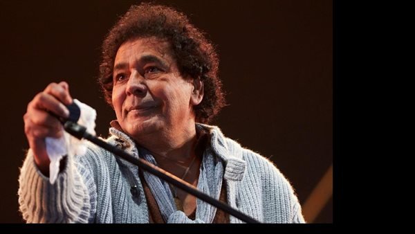 وعكة صحية مفاجئة تنقل محمد منير إلى المستشفى