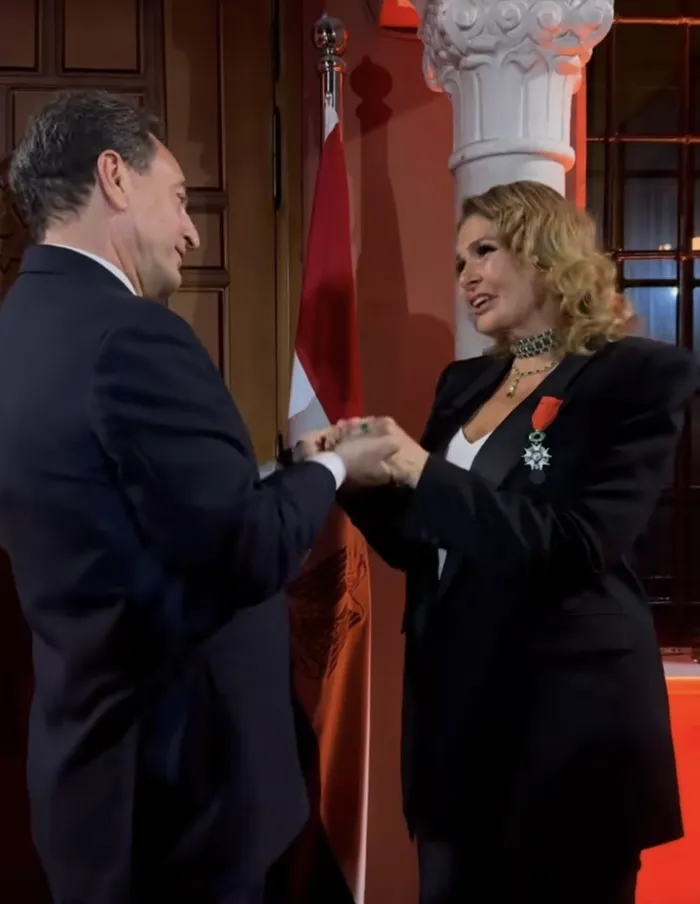 يسرا تتسلّم وسام «جوقة الشرف» من السفير الفرنسي في القاهرة
