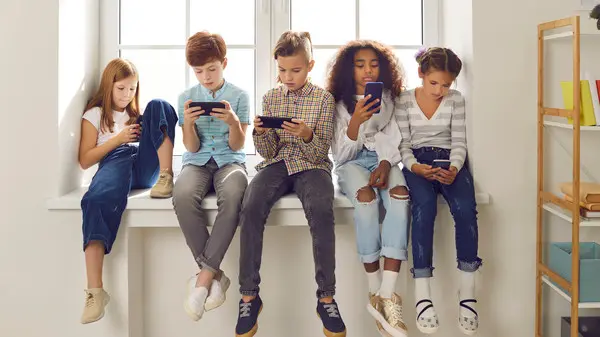 فتاة تتغلب على قواعد الحظر الجديدة خلال دقائق.. جدل عالمي حول فعالية قوانين حماية الأطفال على الإنترنت