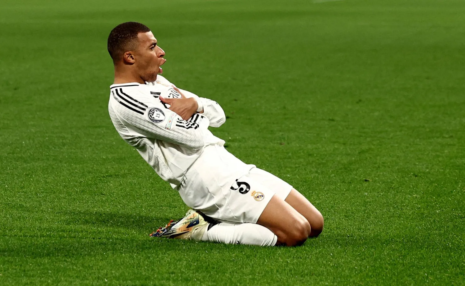 مبابي يقترب من تحطيم أحد أكثر أرقام رونالدو صمودًا في تاريخ ريال مدريد