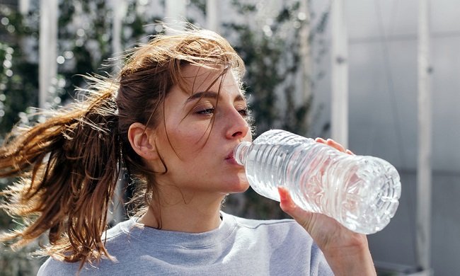 دراسة تحذّر: شرب المياه المعبأة يوميًا يضاعف ابتلاع الجسيمات البلاستيكية الدقيقة