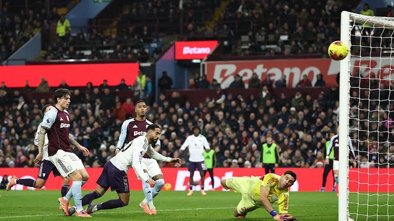 أستون فيلا يضرب من جديد ويُسقط مانشستر يونايتد في قمة مشتعلة بالبريميرليج