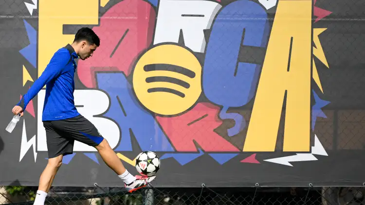 برشلونة يستعد لقمة أتلتيكو مدريد وسط ضغوط غيابات وتصريحات نارية من فليك