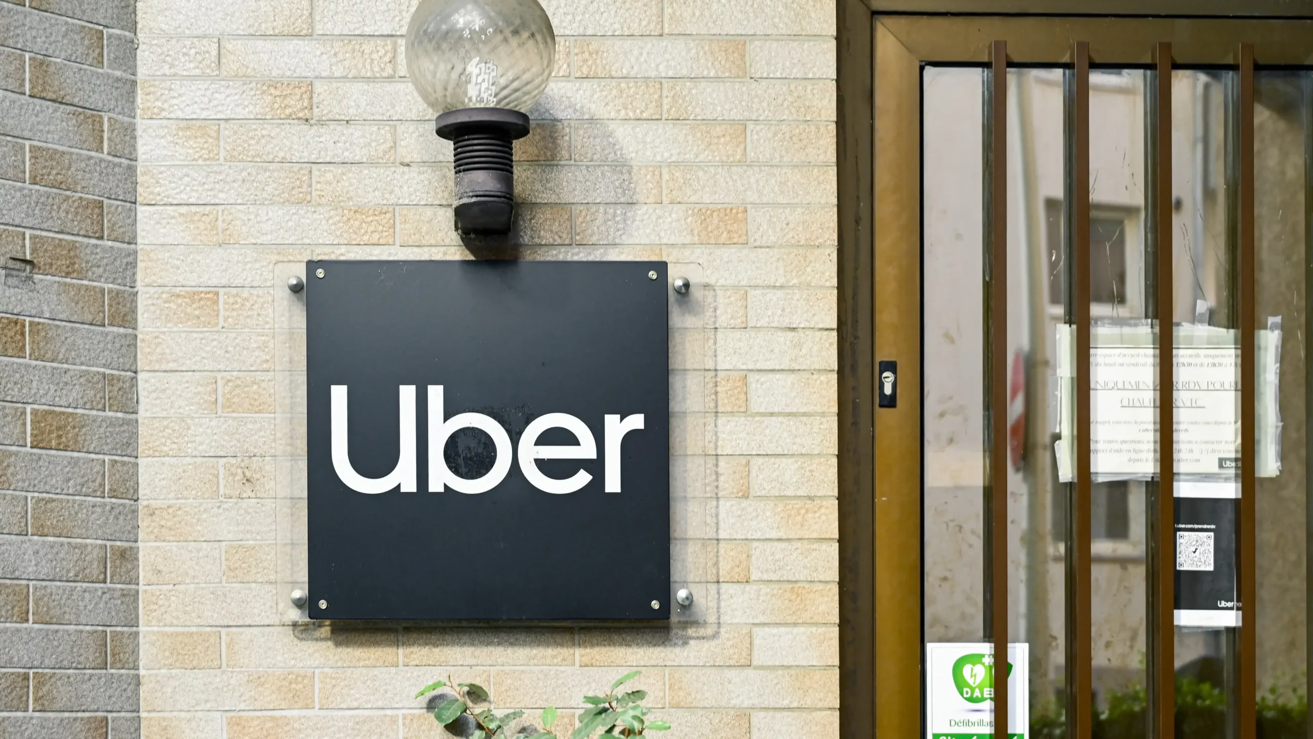 احتجاجات تضرب ببرشلونة.. كيف تحول اتفاق رعاية «أوبر» إلى أزمة تحاصر كامب نو قبل ليلة الأبطال؟