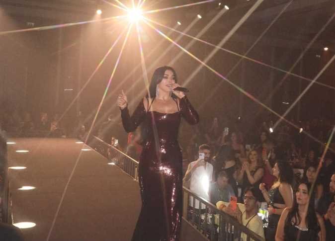 القضاء الإداري ينهي أزمة هيفاء وهبي ويقر عودتها للغناء في مصر