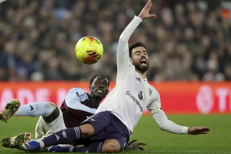 فرصة لسيمينيو ؟ | إصابة برونو فيرنانديز تربك حسابات مانشستر يونايتد وتبعده عن سلسلة مباريات حاسمة