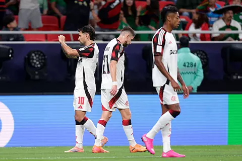 فلامنجو يضرب موعداً نارياً مع بيراميدز في كأس القارات بعد فوز مثير على كروز أزول