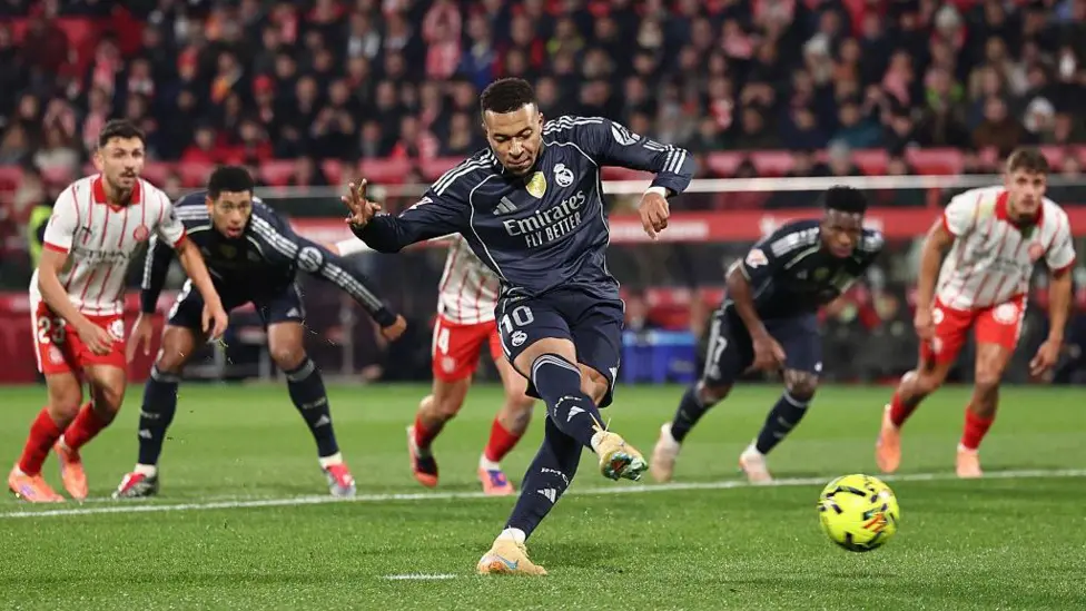 ريال مدريد يُهدي الصدارة إلى برشلونة بعد التعادل مع جيرونا ويواصل سلسلة نتائجه السلبية