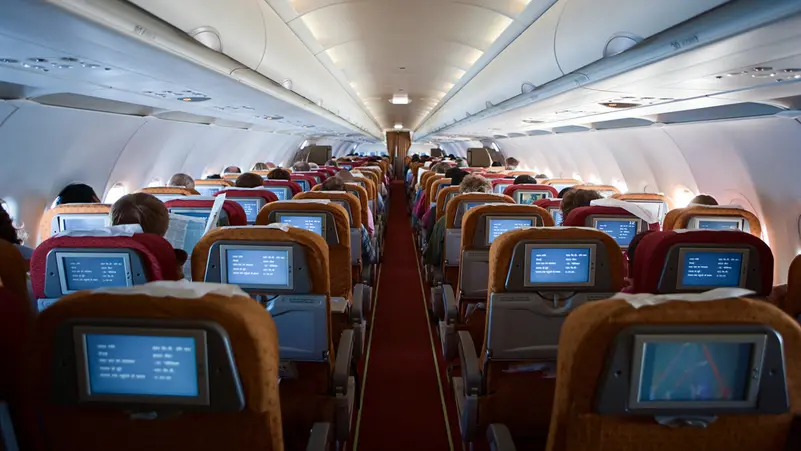 مخاوف متصاعدة بشأن تلوث هواء مقصورات الطائرات: تحقيقات تربط الأبخرة السامة بأمراض خطيرة