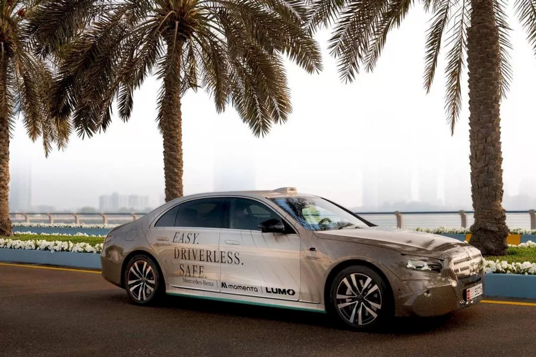 مرسيدس تدخل عصر "الروبوتاكسي" من بوابة أبوظبي بسيارات S-Class ذاتية القيادة
