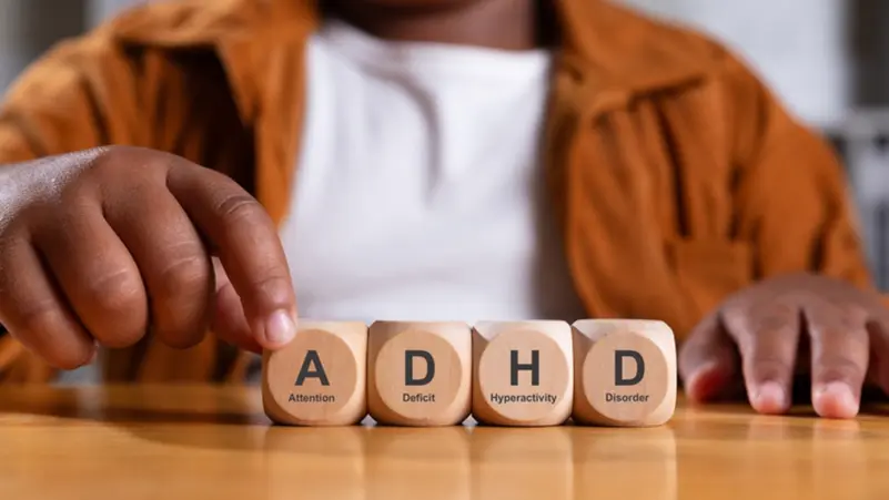 دراسة تقلب المفاهيم السائدة: أدوية ADHD لا تعزز الانتباه مباشرة بل ترفع اليقظة والدافعية