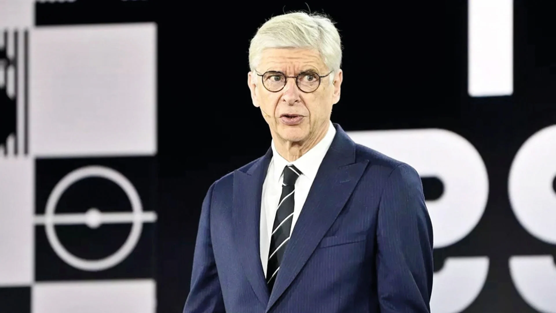 فيفا يدرس التغيير في قانون التسلل ويبحث عن كرة قدم أكثر هجومية وإثارة