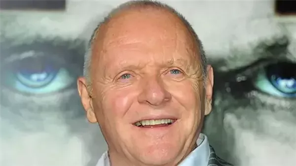 أنتوني هوبكنز يحتفل بخمسين عامًا من التعافي من إدمان الكحول قبل عيد ميلاده الـ88