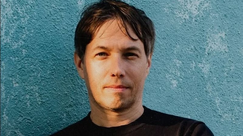 المخرج الأمريكي شون بيكر يحتفي بـ"القفزات الملهمة" في صناعة السينما السعودية