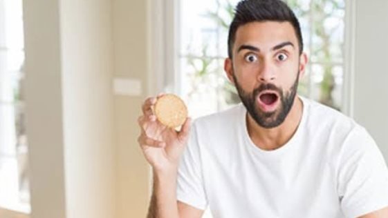 لماذا يصعب التوقف عن تناول الأطعمة فائقة المعالجة؟ دراسة تكشف تغييرات خطيرة في الدماغ