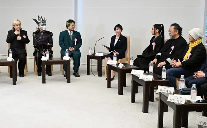 رئيسة الوزراء اليابانية تناقش مستقبل صناعة المحتوى الياباني مع رموز الأنمي والموسيقى