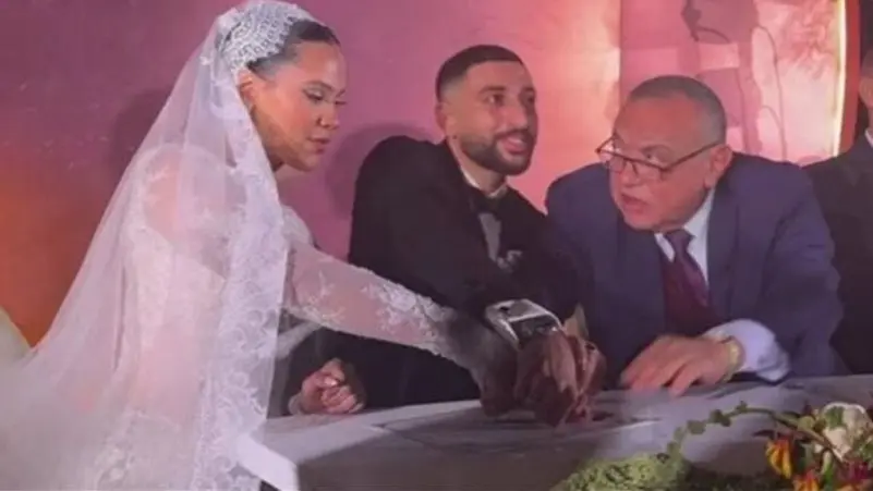 غياب وتهنئة متأخرة.. حنان ترك في صدارة الاهتمام بعد زفاف نجلها